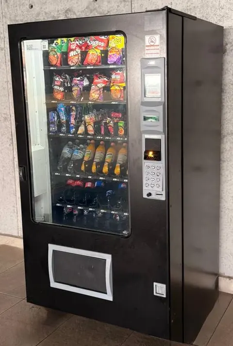 Máquina vending de Monterrey Vending surtida, instalada en una empresa